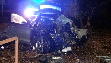 Mladý řidič napálil do viaduktu, ve vraku audi neměl šanci přežít