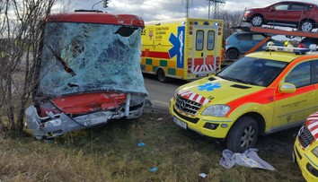 Autobus se srazil s náklaďákem! Na místě je 9 zraněných, 2 těžce