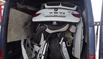 NEUVĚŘITELNÉ: Rumun vezl kradené BMW X6 rozebrané v dodávce!
