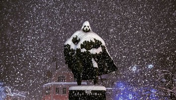 Socha polského hrdiny se mění v Darth Vadera! Stačí, aby napadl sníh