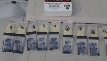 Policie chytla dvojici dealerů drog. Za dva roky měli prodat 480 dávek pervitinu