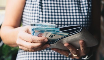 Banka vyzývá lidi, aby měli doma hotovost. Bojí se výpadků platebních systémů