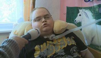 Proč Láďovi, chlapci se sloníma nohama, lékaři neléčili nádor? Kvůli němu loni zemřel
