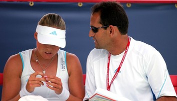 Tenis řeší skandál: trenér se zasnoubil se svěřenkyní, hráčky popisují agresivitu