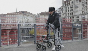 Revoluční technologie švýcarských vědců! Muž díky implantátu znovu chodí