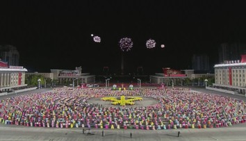 Severní Korea uspořádala bujaré oslavy. Porazila hlad, vysílá signál Kim Čong-un