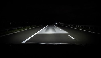 Řidiči si stěžují na oslepující světlomety. Jak předejít nebezpečnému oslnění?
