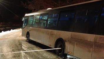 Počasí komplikuje dopravu. Na jihu Čech skončil autobus v příkopu