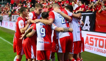 Kdybych měl dva životy, oba bych ti dal. Slavia představila novou hymnu