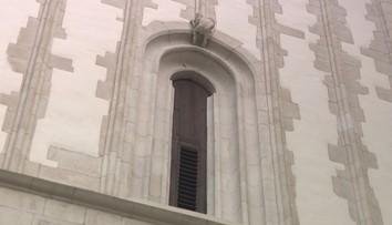 Neslušný mužíček špulí zadnici z brněnského kostela sv. Jakuba. Město je na něj hrdé