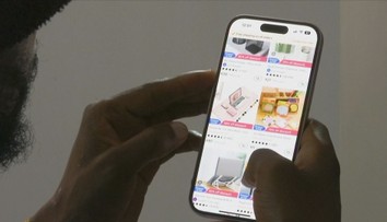 Češi čím dál víc nakupují přes telefon. Na internetu často kupují i jídlo