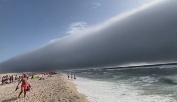 Na portugalské pláži natočili roll cloud. V Evropě je vzácný, lidé začali panikařit