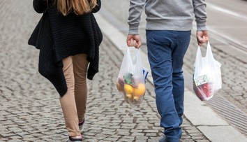Konec "igelitek" v obchodech zdarma! Brzy za ně budeme platit