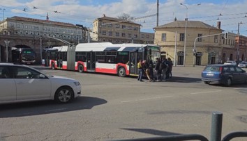 V Brně se zastavil trolejbus a nemohl se rozjet. Cestující si ho odtlačili sami
