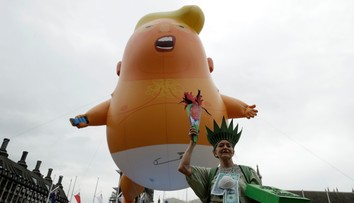 Trump v Londýně chválil Mayovou, Britové proti němu protestovali