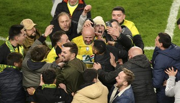 Desetitisíce fanoušků Nantes vběhly po postupu na hřiště. Objímaly také hráče
