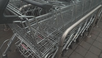 Senior v bance vybral celoživotní úspory. Igelitku s milionem zapomněl v obchodě