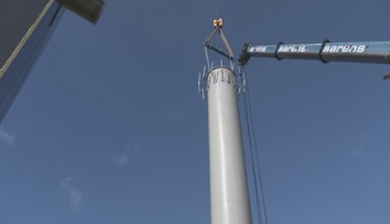 Podívaná v Komořanech: Obří jeřáby tam stavěly desítky metrů vysoký komín