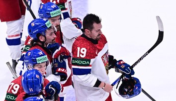 Hokejisté vypnuli sociální sítě: Kritiku nečtou, Bouzková fandí soupeři