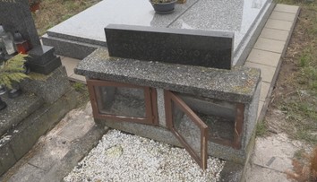 Rozbil urny a vysypal popel. Policie pátrá po neznámém vandalovi ze hřbitova