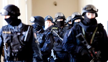 Podivný zátah: Komando vtrhlo do bytů v 6 ráno! Vyhnalo i malé děti