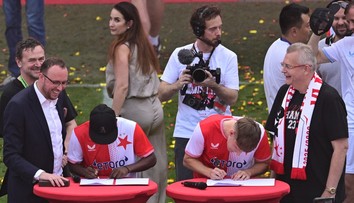 Připojili se rovnou k oslavám titulu. Slavia představila dvě nové posily