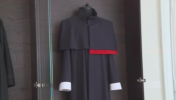 Soudci oblékli taláry od slavné návrhářky. Kolik stály, ale tají!