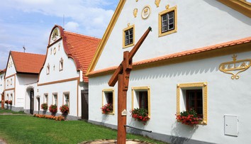 Kolona pick-upů rozzuřila lidi v Holašovicích: Takové návštěvníky tady nechceme