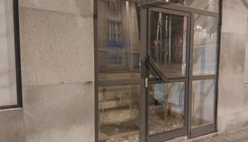 Policie v Ostravě dopadla vandala. Měl rozbíjet výlohy a dveře