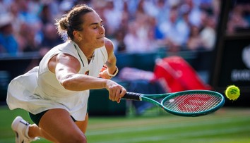 To je tělo. Tenisová jednička i po krachu ve Wimbledonu září. Se svalnatým partnerem dovádí u moře