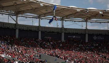 Děsivé i kuriózní. Parašutista narazil do střechy stadionu, zasahovali hasiči