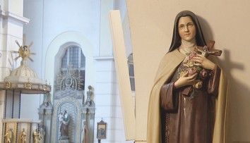 Církvím ubývají členové. Na vyšší moc věří naopak stále více lidí, tvrdí statistiky
