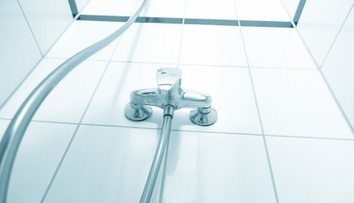 Velmi nepříjemné překvapení! Mladá žena objevila v koupelně hotelu malou kameru