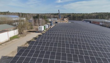 V Horní Bříze roste solární elektrárna. Nahradí obří továrnu na dlaždice