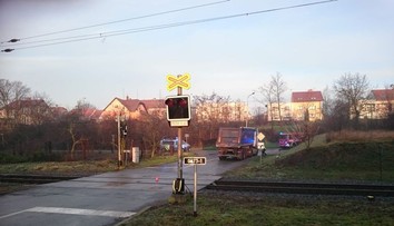 Náklaďák strhl trakční vedení. Vlaky mezi Brnem a Přerovem stojí