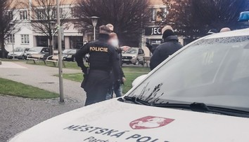 Cizinec přepadl postiženého muže. V centru Pardubic ho měl zbít a okrást