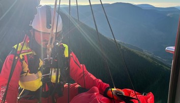 Na hřebeni Beskyd se zranila turistka. Museli ji zachránit jeřábem vrtulníku