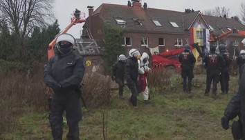 Německým policistům se podařilo vyhnat všechny aktivisty. Protesty pokračují