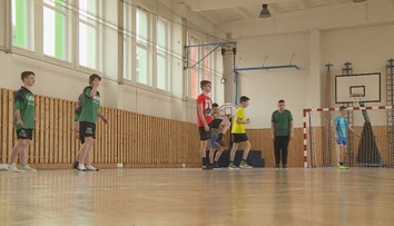 České děti nezvládají tělocvik ve školách. Často nezvládnou ani kotrmelec
