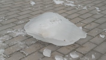 Na Královéhradecku přišli dva řidiči o čelní skla. Může za to led z kamionů