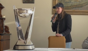 Češka vyrostla v malé vesnici. Teď do ní přivezla nejlepší trofej ženského hokeje