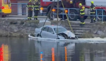 Žena na Havlíčkobrodsku nezvládla řízení. S autem spadla do rybníku