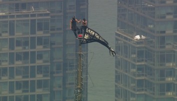 Muž požádal partnerku o ruku na anténě mrakodrapu. Pár skončil v poutech