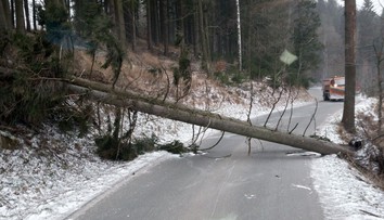 Na Česko udeřila zima. Teploty klesly pod -10 °C, dopravu komplikují nehody