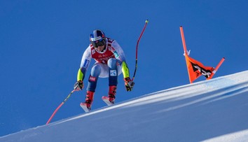 Zázrak na jedné lyži! Závodník v Kitzbühelu ustál nemožné a ohromil fanoušky