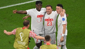 Vyhrocený duel o postup zvládlo Švýcarsko, které míří do osmifinále