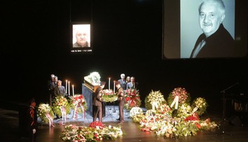 Lidé se rozloučili s Mariánem Labudou (†73). Přišel i věrný Otík