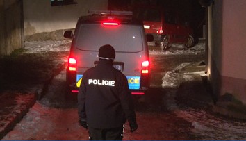 Muže ležícího na ulici zabilo auto, řidič ho nechtě odtáhl domů do dvora