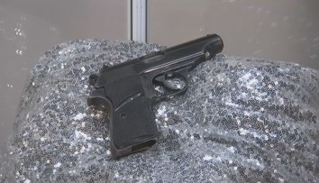 Pistole agenta 007 i helma z Top Gunu. Věci z filmů jdou do dražby