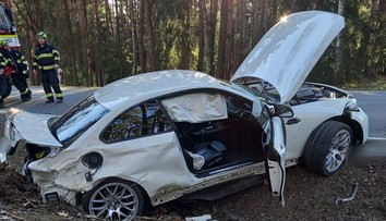 Vážná nehoda na Královéhradecku. Oba pasažéři skončili v péči lékařů